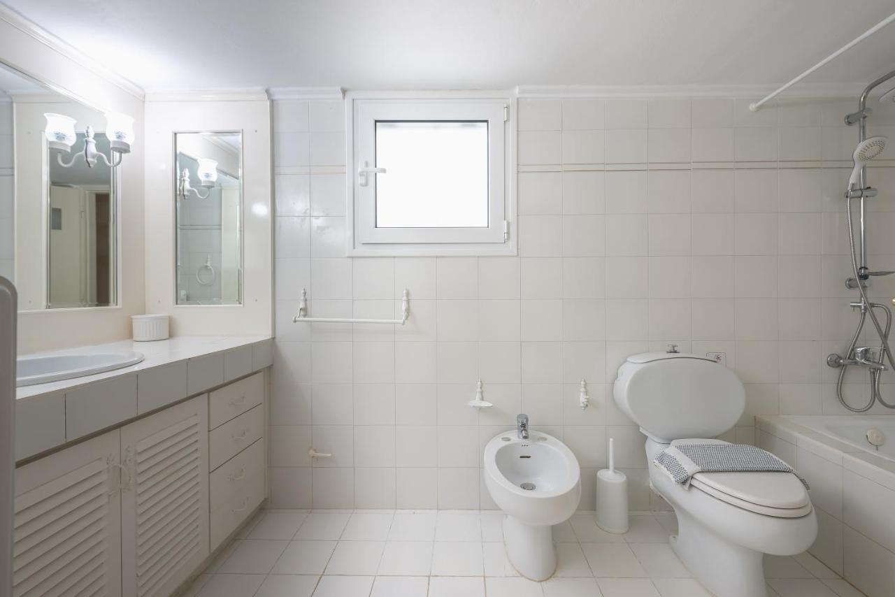 Lovely & Spacious 2-Bedroom Rental Unit In Glifada Athens Ngoại thất bức ảnh